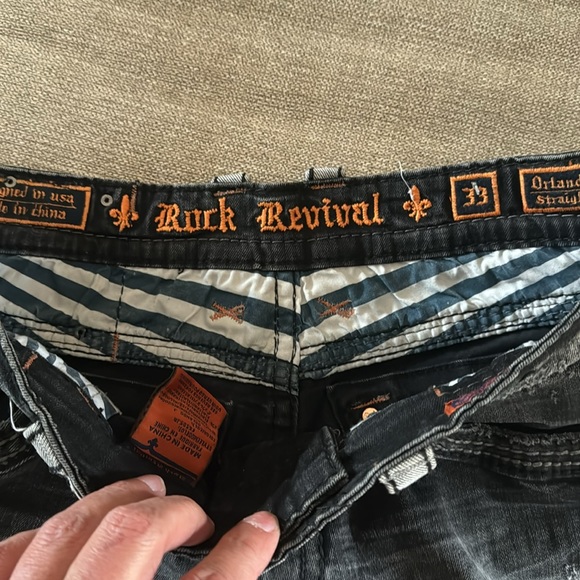 Men’s Rock Revival Jeans - Picture 2 of 5